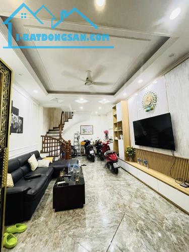 Bán nhà dân chắc chắn phố Cự Lộc, 33m2 6,48Tỷ, vài bước ra phố, ngõ rộng thoáng.