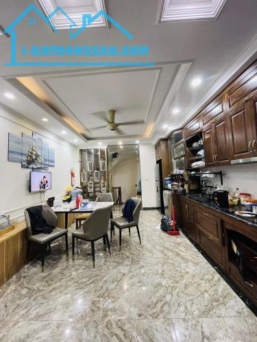 Bán nhà dân chắc chắn phố Cự Lộc, 33m2 6,48Tỷ, vài bước ra phố, ngõ rộng thoáng. - 1