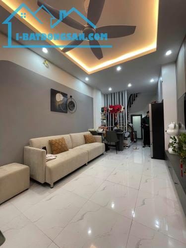 NHÀ ĐẸP HOÀNG MAI - 3 GÁC ĐỖ CỬA - 10M RA Ô TÔ DT 32m2 5 tầng Giá 7 tỷ