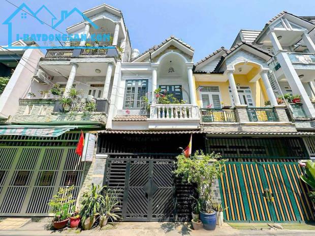 Bán nhà mặt tiền xe hơi tại TT Nhà Bè -  Diện tích: 4,3m x 12m - Giá chỉ: 4 TỶ 950