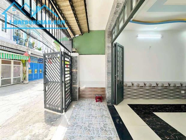 Bán nhà mặt tiền xe hơi tại TT Nhà Bè -  Diện tích: 4,3m x 12m - Giá chỉ: 4 TỶ 950 - 4