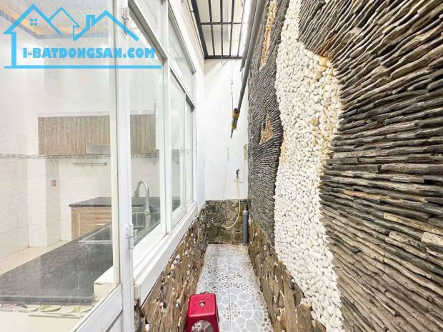 Bán nhà mặt tiền xe hơi tại TT Nhà Bè -  Diện tích: 4,3m x 12m - Giá chỉ: 4 TỶ 950 - 5