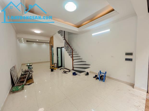 PHÂN LÔ QUÂN ĐỘI – Ô TÔ TRÁNH – THANG MÁY – KINH DOANH ĐỈNH- HOÀNG VĂN THÁI - 1