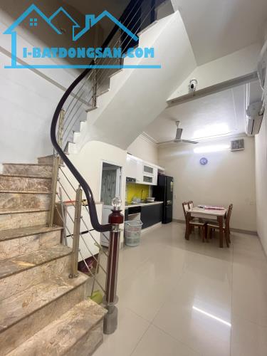 NHÀ ĐẸP TRẦN THÁI TÔNG CẦU GIẤY 40M*5T 10 TỶ , MẶT NGÕ THÔNG,BA GÁC TRÁNH NHAU, KINH DOANH