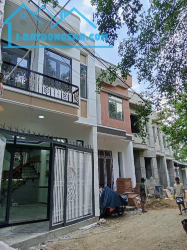 Nhà sr hoàn công 3 tỷ/61 m2/1 lầu 1 trệt mới xây sát CTY Pouchen