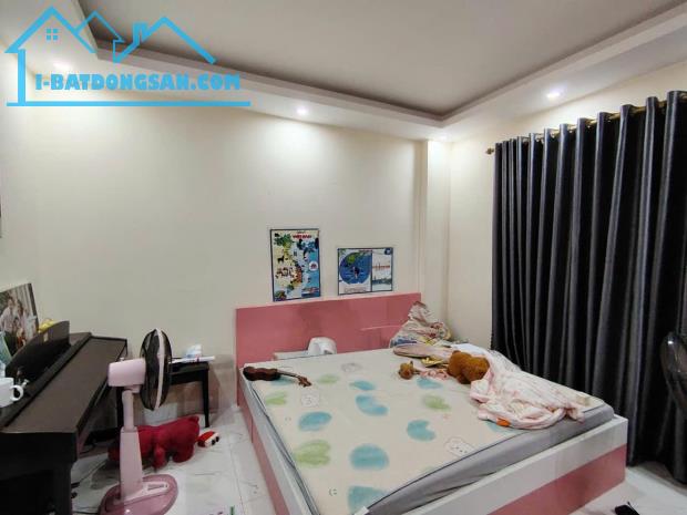 Tôi bán nhà ngõ 986 Kim Giang ô tô VF3 đỗ cửa, cạnh KĐT Linh Đàm 30m2 chỉ hơn 4 tỷ. 098962