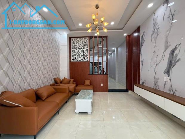 Định cư bán nhà cho thuê 17tr. Giá 3,28 tỷ. Nguyễn Công Hoan, phường 7, Phú Nhuận. SHR - 2