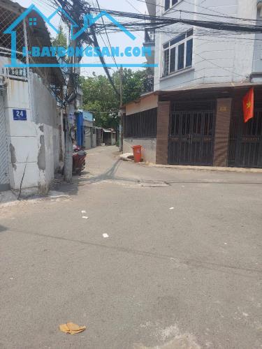Bán đất 99m2  tặng nhà cấp 4 củ tiện xây mới, hẻm cách măt tiền 8m Nguyễn Duy Trinh,Bình