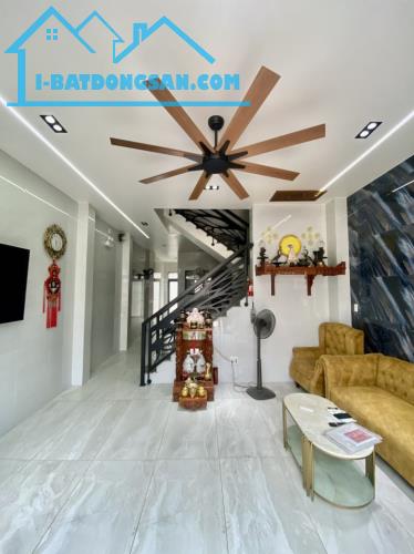 Bán nhà 80m², 5PN, 5WC, 4 tầng, Q.9, 7.4 tỷ, sổ hồng