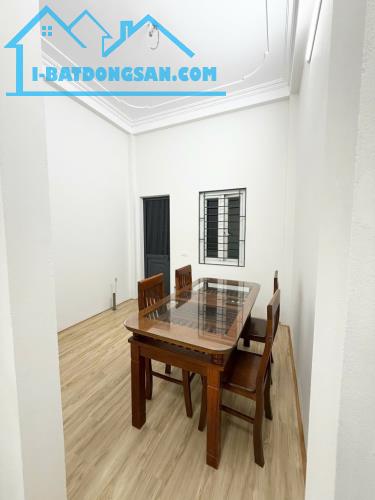 Bán nhà khu 918 , Long Biên 35 m2, 4 tầng , mặt tiền 3,3 m . Giá 11 tỉ - 1
