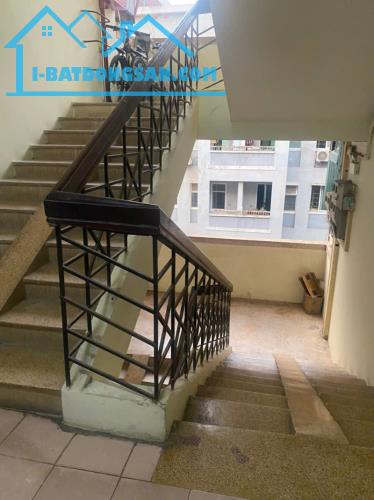 Nhà Tập thể Tầng 5; Khu ĐTM Nghĩa Đô (118.8 Nguyễn Khánh Toàn). 36/50m; Tầng 5; Giá 3 tỷ - 2