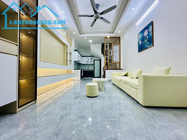 Nhà Vĩnh Hưng 20m ô tô tránh 36m2 5 tầng 5.7 tỷ