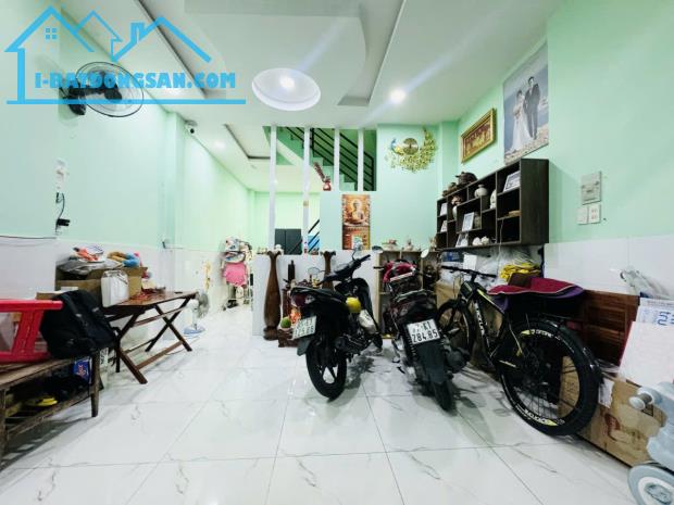 Nhà 3 tầng ô tô đậu cửa, gần ACBbank Phan Huy Ích, 4.3 tỷ