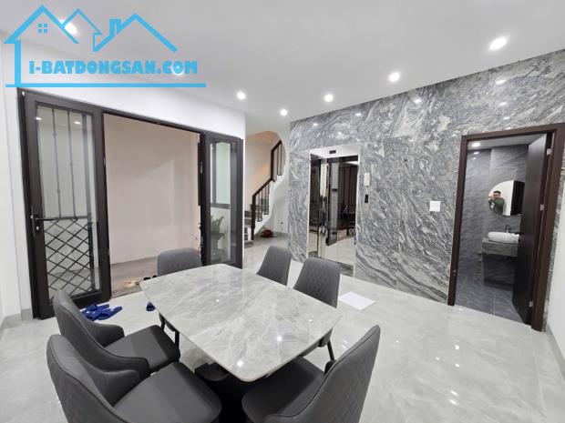 Bán nhà Ngọc Lâm, có thang máy, full nội thất, nhà mới xây, nhỉnh 9 tỷ