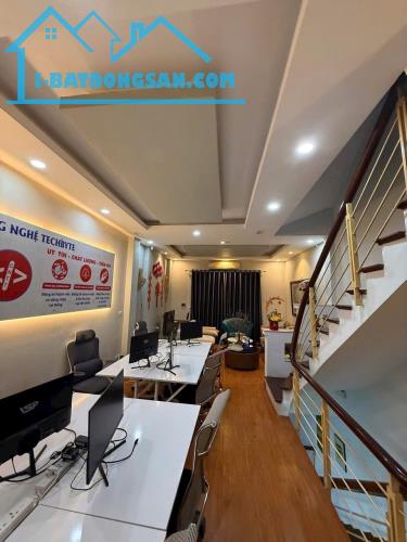 ❤️CHO THUÊ Nhà Mặt Phố Nguyễn Phong Sắc, DT 60m, 5 tầng, MT 4.5m, THÔNG SÀN, KD - 1