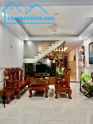 Bán nhà Kênh Tân Hóa – Tân Phú ngang 3.4m dài 11m chỉ 4 tỷ.