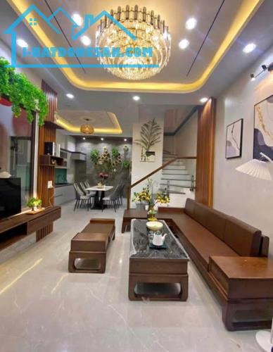 BÁN NHÀ 4 TẦNG, HẺM XE HƠI 8m THÔNG, NGAY ĐÀI TRUYỀN HÌNH Q1