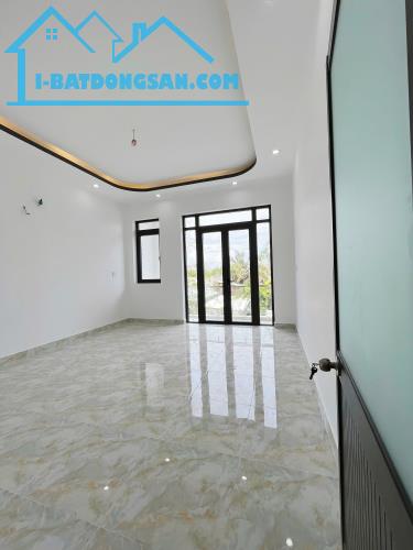 Nhà mới đường ô tô, gần trường học ngay chợ Trung Thành, SHR 3PN 2WC.