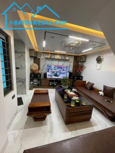 NHÀ MỚI ĐẸP NGÕ RỘNG FULL NỘI THẤT  Nguyễn Văn Cừ 43m2,5 tầng mặt tiền 3.5m, 8 tỷ Long