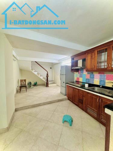 Sát phố Nguyễn Thái Học ,Nhà 41m2, 5 tầng, ô tô đỗ cửa, dòng tiền 20 triệu/tháng  16,5 tỷ