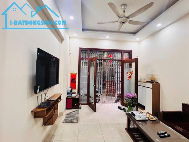 Bán nhà đẹp đường Nguyễn Khang, Cầu Giấy, DT 41 m2, 4 Tầng, MT 4m, Giá 9,6 tỷ