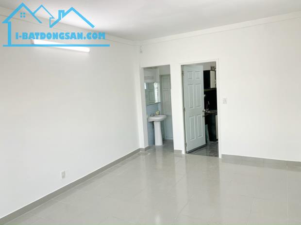 Cho thuê nhà mới 3 lầu hẻm xe hơi đường Hồ Thành Biên Phường 4 Quận 8 - 3