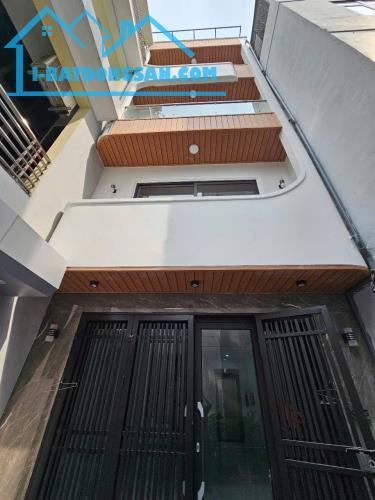 THẠCH BÀN SIÊU PHẨM – 49M² – 5 TẦNG – THANG MÁY – 8,6 TỶ