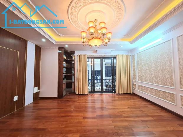 Bán Nhà Đội Cấn, Ba Đình - 35m², 5 Tầng, Mặt Tiền 4m, Thang Máy Nhập Khẩu - Chỉ 7Tỷ9!