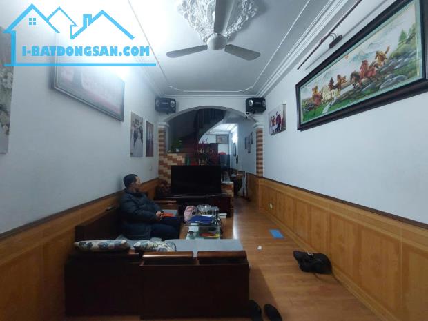 Bồ Đề, long biên, 4 tầng, ô tô đỗ cổng, ngõ thông, kinh doanh.