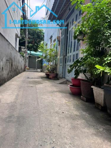 Nhà 2 tầng, DT 30m2, giá 3.x tỷ, hẻm ô tô  - Xây kiên cố 1 trệt, 1 lầu, 2PN, 2WC,  - Khu V
