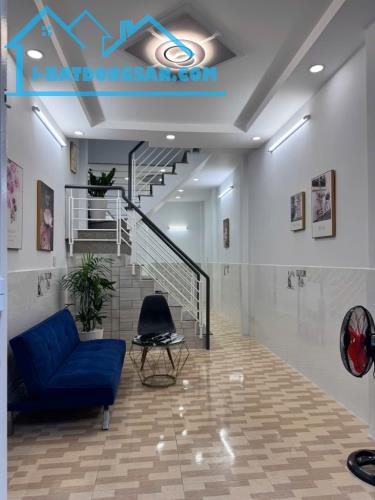 Nhà 2 tầng, DT 30m2, giá 3.x tỷ, hẻm ô tô  - Xây kiên cố 1 trệt, 1 lầu, 2PN, 2WC,  - Khu V - 2