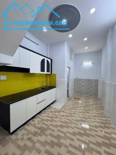 Nhà 2 tầng, DT 30m2, giá 3.x tỷ, hẻm ô tô  - Xây kiên cố 1 trệt, 1 lầu, 2PN, 2WC,  - Khu V - 3