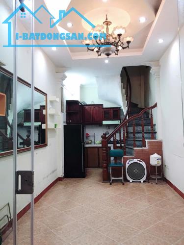 Cho thuê nhà ngõ 663 Trương Định, 3.5 tầng, 2 ngủ, 7 Triệu