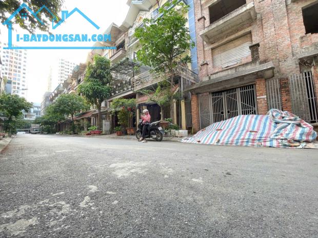 Liền Kề Lộc Ninh sẵn nhà 4 tầng xây thô chỉ hơn 8 tỷ 
- Diện tích: 67,5m x 4 tầng - 2