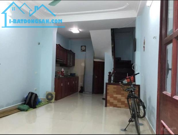 Cho thuê nhà Đông Thiên, 4 tầng x 30m2, 3 ngủ, 3 WC, 8.5 Triệu ở gđ, nhóm 4 người