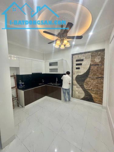 Nhà 5 tầng Đường Láng 40m2, ô tô gần hộ khẩu, trước sau thoáng sáng, kinh doanh 10.2 tỷ - 1