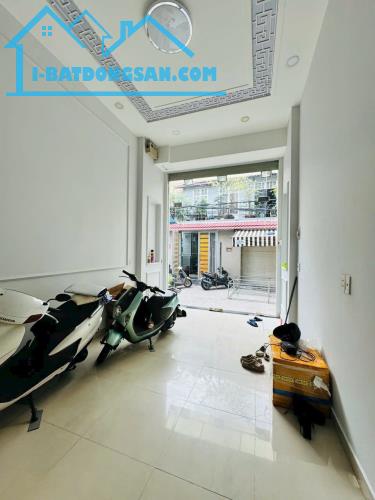 Chia gia tài, bán gấp nhà mới 4 tầng, hẻm ô tô, khu sầm uất, Đông Hồ-Tân Bình, chỉ 6.x tỷ.