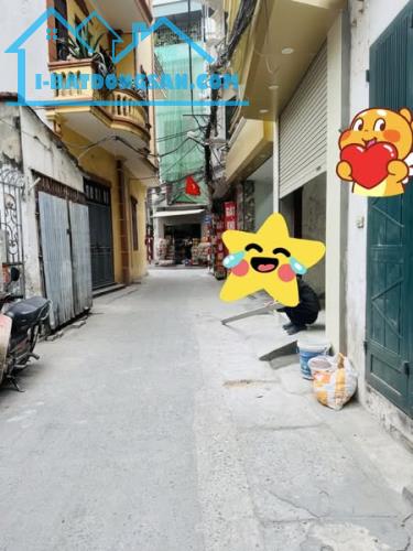 Bán nhà phố Hoàng Mai - oto đỗ cổng ngõ nông , dt 32M *5T sổ đỏ riêng chính chủ
