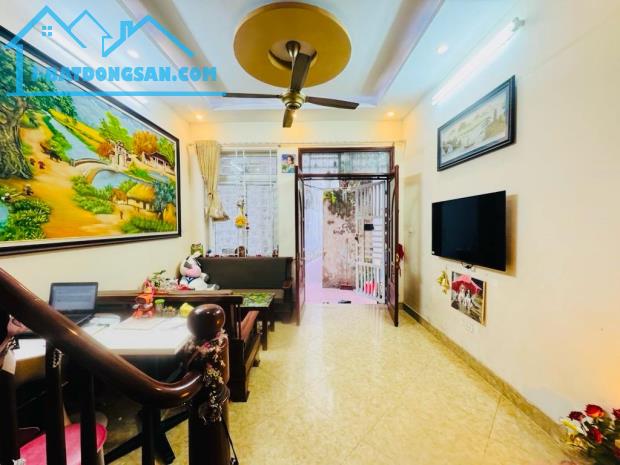 Bán nhà phố Hoàng Mai - oto đỗ cổng ngõ nông , dt 32M *5T sổ đỏ riêng chính chủ - 1