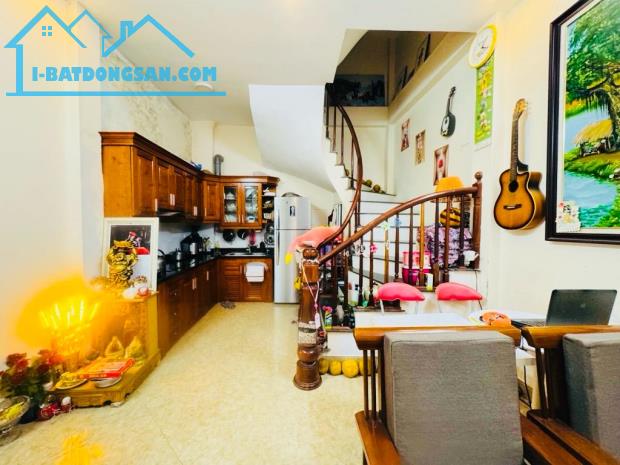 Bán nhà phố Hoàng Mai - oto đỗ cổng ngõ nông , dt 32M *5T sổ đỏ riêng chính chủ - 2