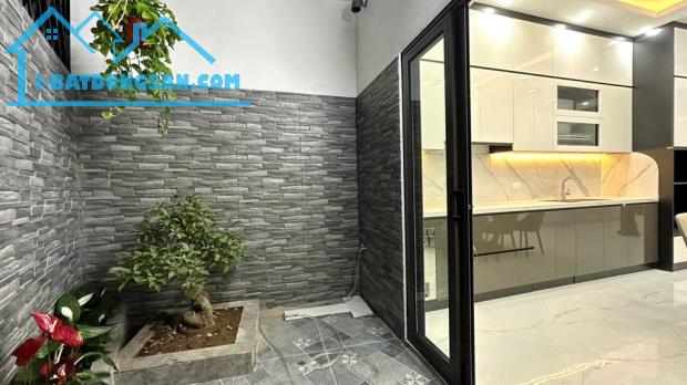 Bán nhà phố 8/3 .Nhà mặt phố, 78m2 ,5tầng, mặt tiền 3,8m .Thang máy nhập khẩu, nội thất xị - 4