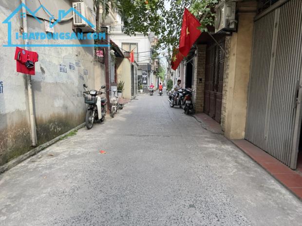 Bán nhà 3 mặt thoáng DT: 47,6m2, 3 tầng cũ tại Vũ Xuân Thiều, Sài Đồng. Đường thông xe