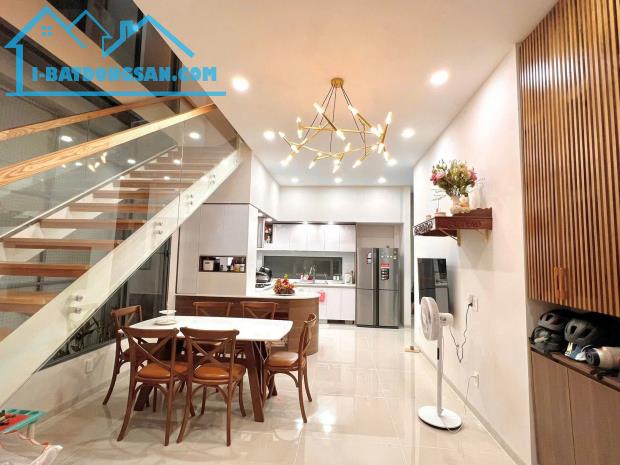 MTKD Nguyễn Hữu Tiến Tân Phú BTCT 3 Lầu - Mới Đẹp - 160m2 Giá 17.9 Tỷ
