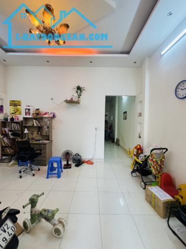 Nhà cấp 4,hẻm xe hơi trải nhựa, không QH, full thổ 100m2,Trường Thọ, Thủ Đức