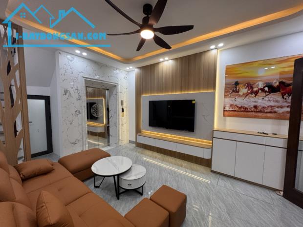 Nhà Hai Bà Trưng 40m2, Lô 8 căn chỉ còn 1 căn duy nhất, 5 tầng thang máy, khu dân trí cao