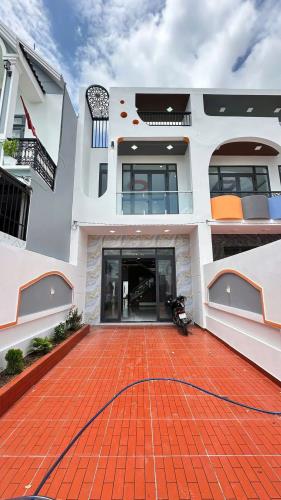 Nhà thiết kế hiện đại 5x35 có sân đậu ô tô ngay chợ Trung Thành SHR. - 1