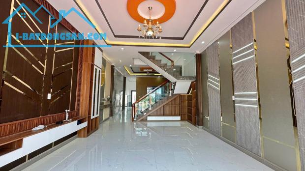 Nhà thiết kế hiện đại 5x35 có sân đậu ô tô ngay chợ Trung Thành SHR. - 4