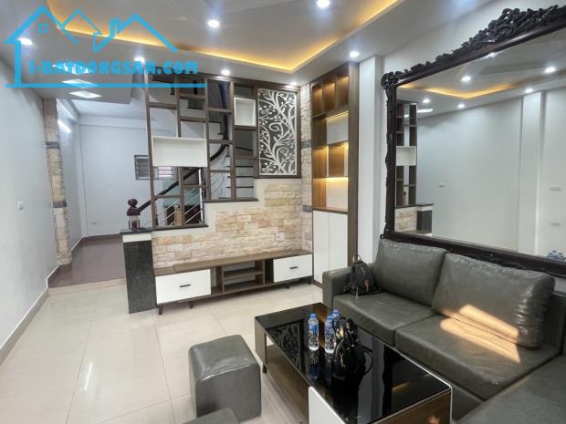 CHỦ TỰ XÂY, GẦN Ô TÔ TRÁNH, TẶNG NỘI THẤT, 2 THOÁNG , THẠCH BÀN nhỉnh 6tỷ - 40m
