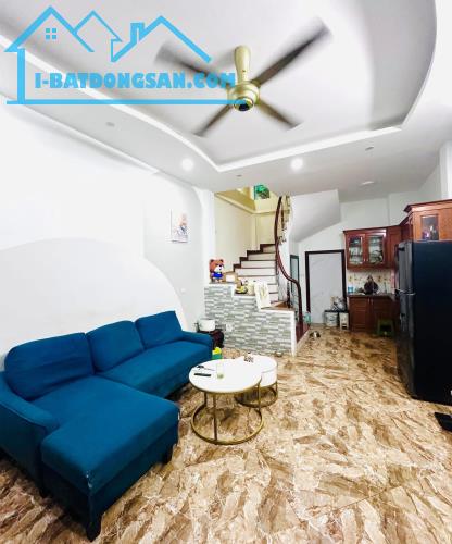 Cho thuê nhà ngõ 200 Vĩnh Hưng, 5 tầng x 42 m2, 3 ngủ khép kín, 12.5 Triệu - 1