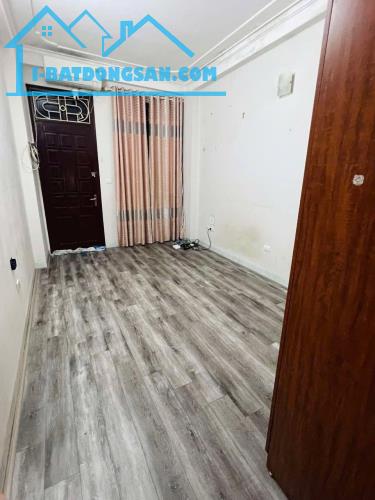 Cho thuê căn hộ tập thể tầng 2 Trại Găng, 70m2, 2 ngủ, 5.5 Triệu ở hộ gia đình - 1